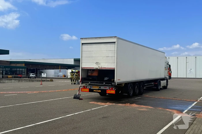 Accu van pallettruck valt om in oplegger