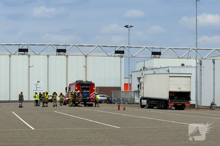 Accu van pallettruck valt om in oplegger