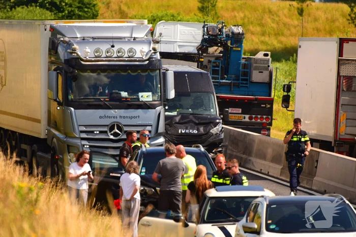 Kop-staartbotsing met Bestelbussen