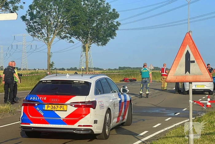 22-jarige motorrijder overleden, 17-jarige automobilist en moeder aangehouden