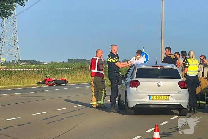 22-jarige motorrijder overleden, 17-jarige automobilist en moeder aangehouden