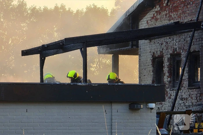 Uitslaande brand in winkelpand