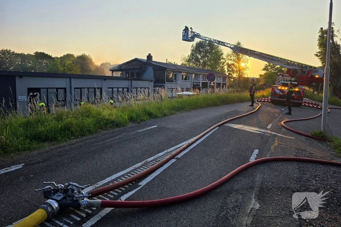 Uitslaande brand in winkelpand