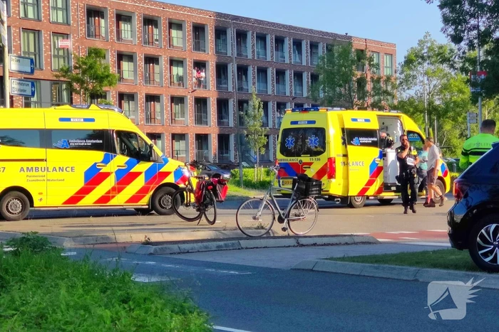 Fietser met spoed naar ziekenhuis na aanrijding
