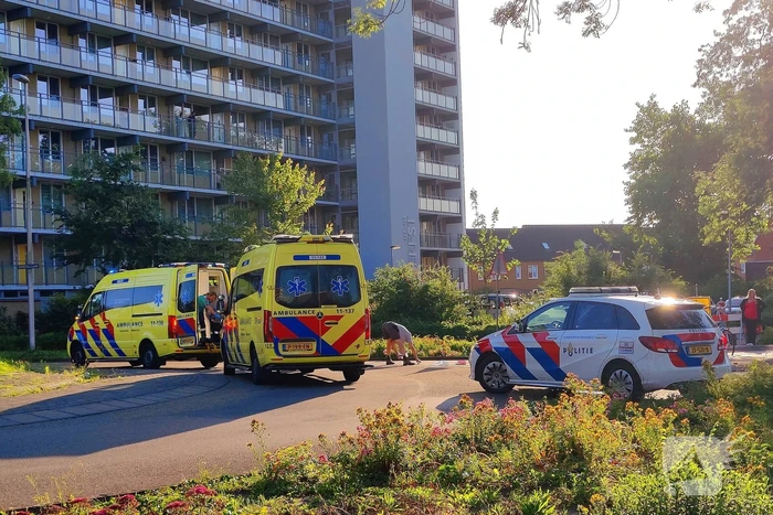 Fietser met spoed naar ziekenhuis na aanrijding