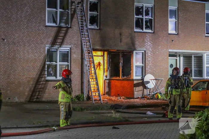 Explosie leidt tot grote brand in woning