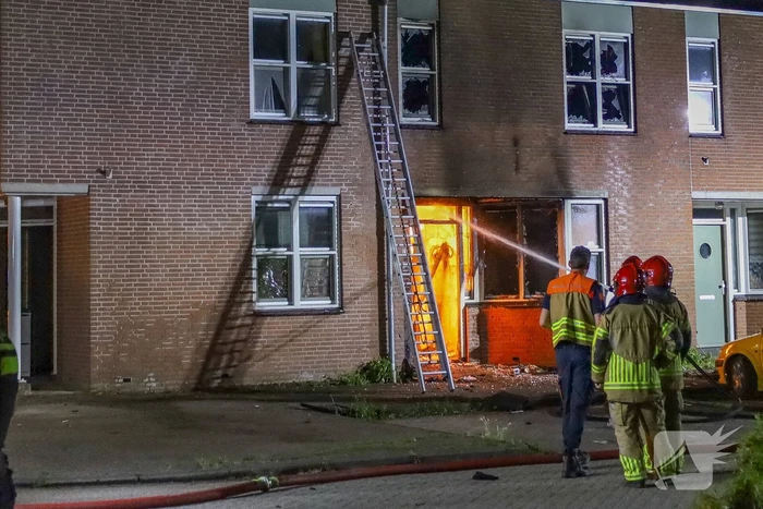 Explosie leidt tot grote brand in woning