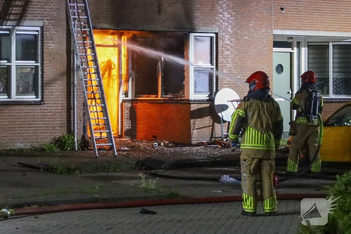 Explosie leidt tot grote brand in woning