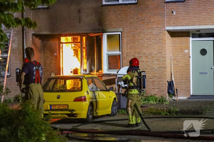 Explosie leidt tot grote brand in woning