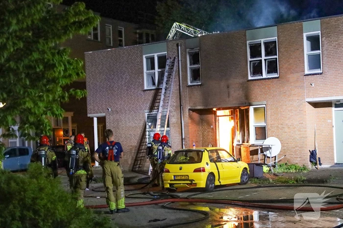 Explosie leidt tot grote brand in woning