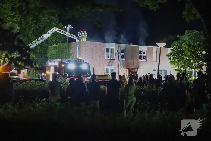 Explosie leidt tot grote brand in woning