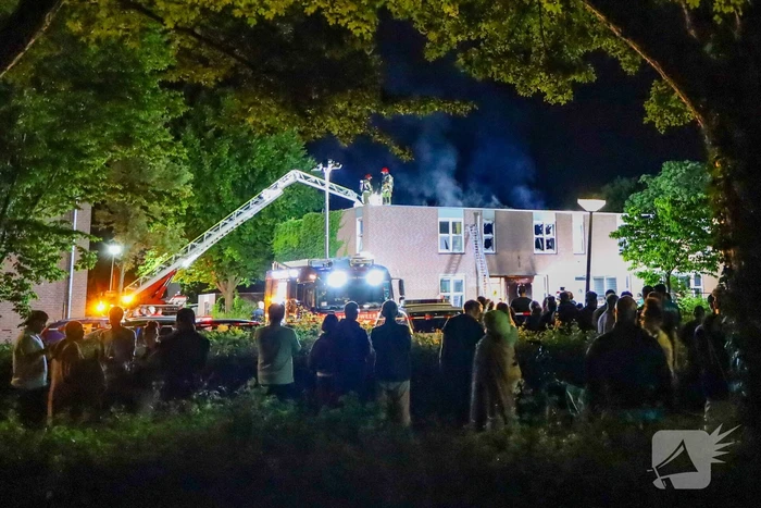Explosie leidt tot grote brand in woning