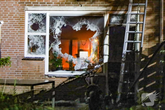 Explosie leidt tot grote brand in woning