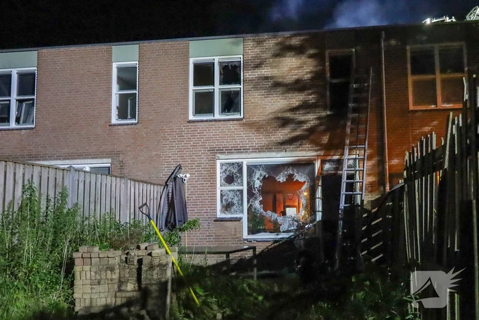 Explosie leidt tot grote brand in woning