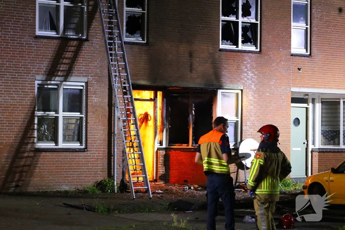 Explosie leidt tot grote brand in woning