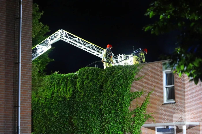 Explosie leidt tot grote brand in woning