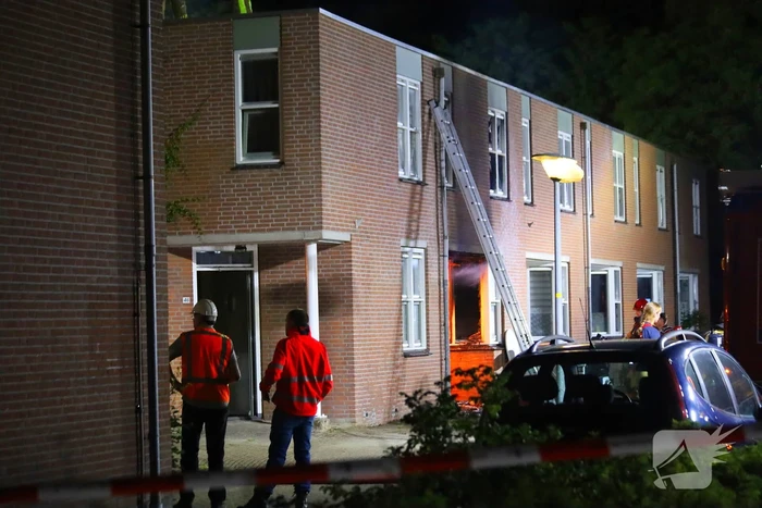 Explosie leidt tot grote brand in woning