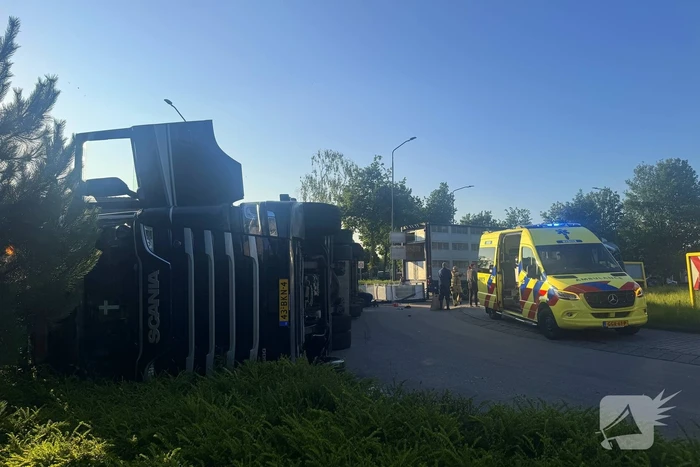Vrachtwagen met varkens kantelt en blokkeert weg
