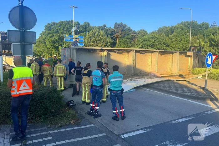 Vrachtwagen met varkens kantelt en blokkeert weg