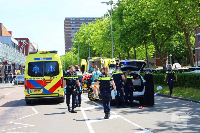 Zwaargewonde bij aanrijding tijdens oversteken