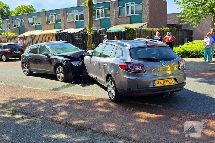 Frontale aanrijding leidt tot afsluiting van weg