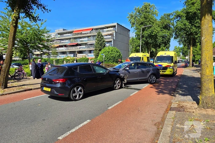 Frontale aanrijding leidt tot afsluiting van weg