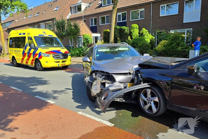 Frontale aanrijding leidt tot afsluiting van weg