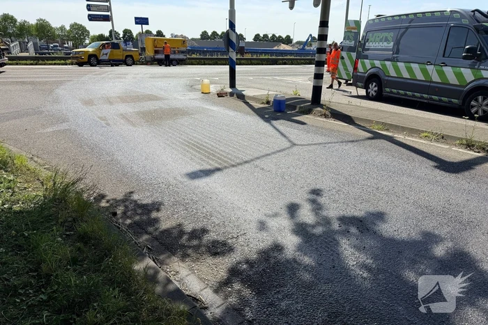 Vettige substantie leidt tot wegafsluiting