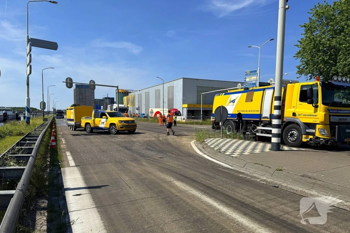 Vettige substantie leidt tot wegafsluiting