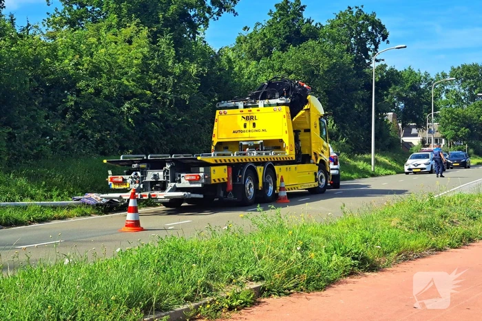 Auto tegen brugbalustrade
