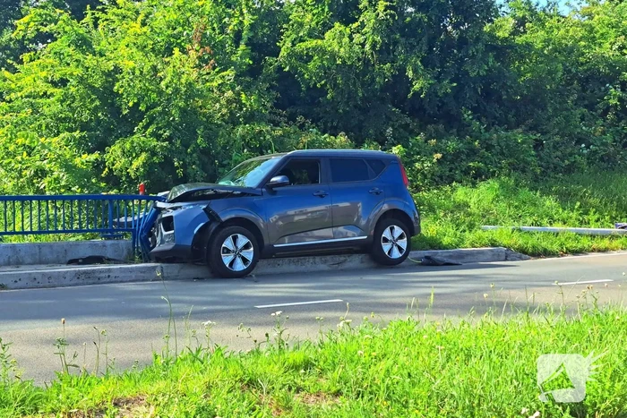 Auto tegen brugbalustrade