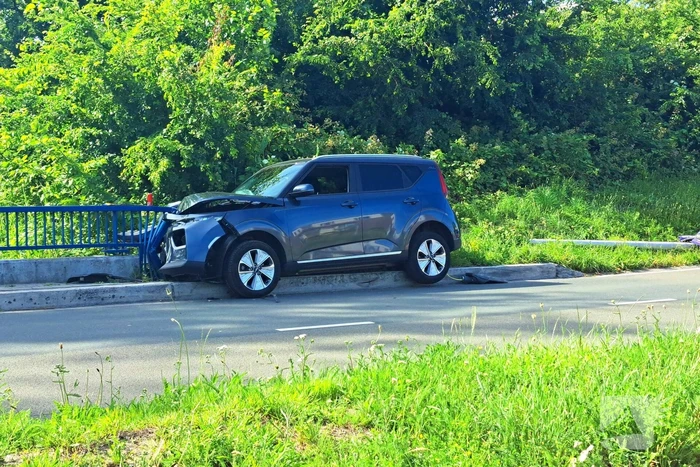 Auto tegen brugbalustrade