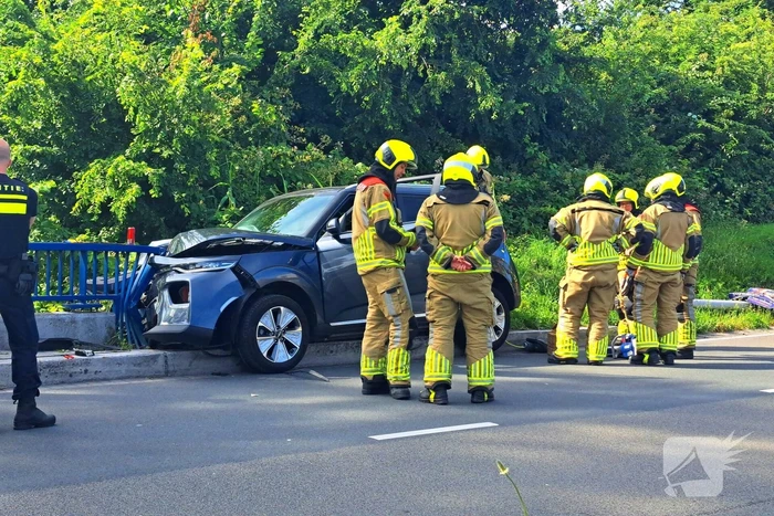 Auto tegen brugbalustrade