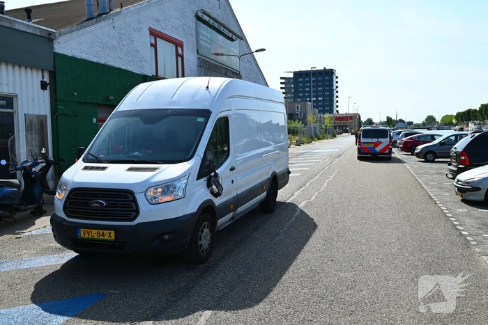Bestelbus raakt jongeman op step