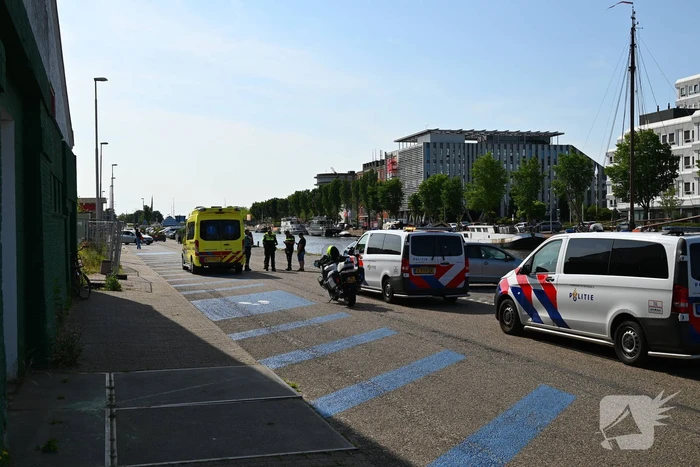 Bestelbus raakt jongeman op step
