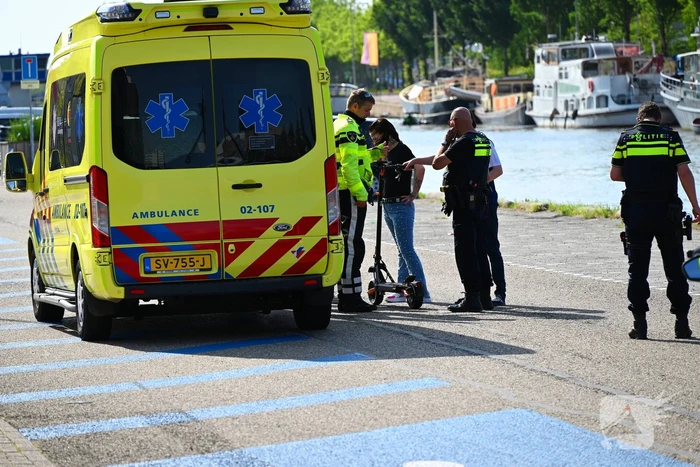 Bestelbus raakt jongeman op step