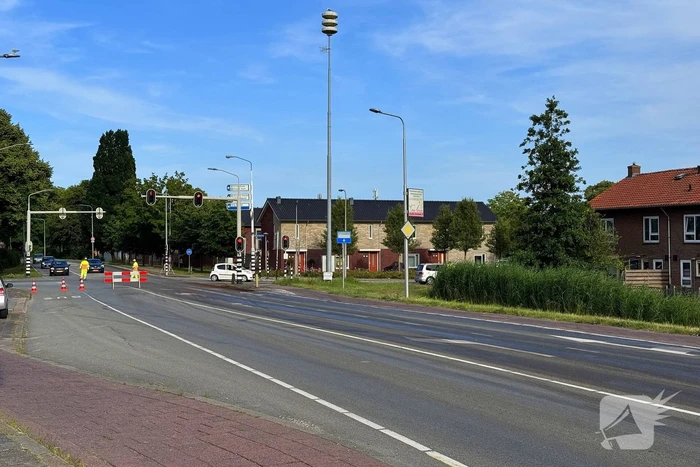 Vrachtwagen lekt olie op wegdek