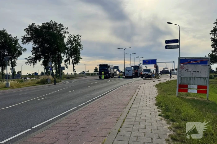 Vrachtwagen lekt olie op wegdek