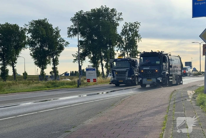 Vrachtwagen lekt olie op wegdek