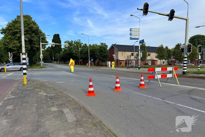 Vrachtwagen lekt olie op wegdek