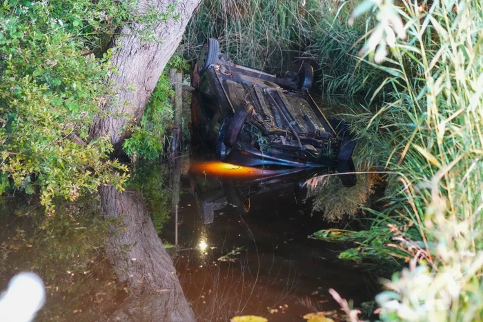 Auto te water op de kop