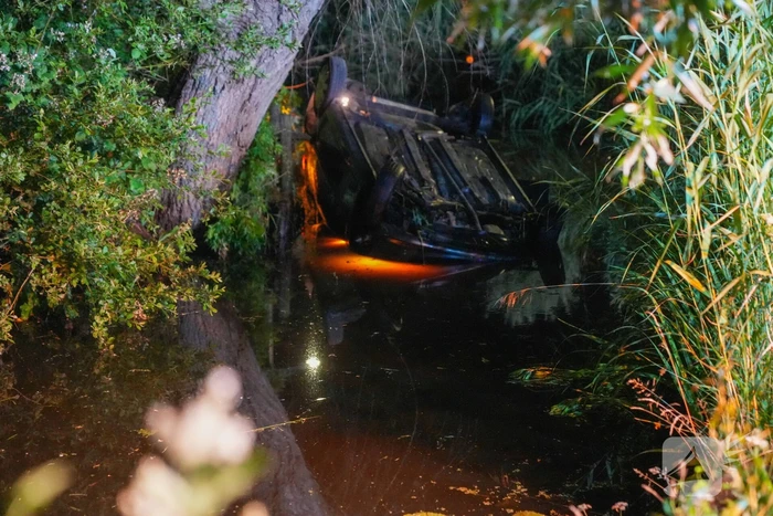Auto te water op de kop