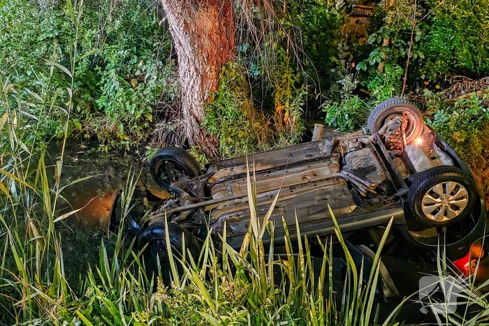 Auto te water op de kop