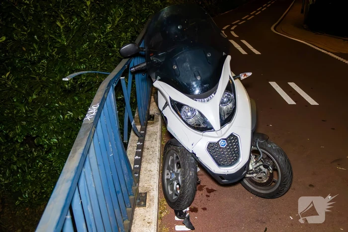 Eenzijdig ongeval met driewielige motorscooter op fietsbrug