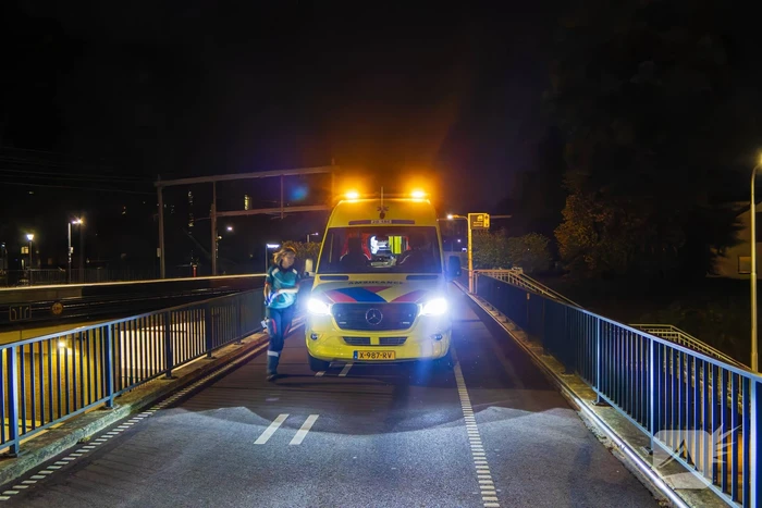 Eenzijdig ongeval met driewielige motorscooter op fietsbrug