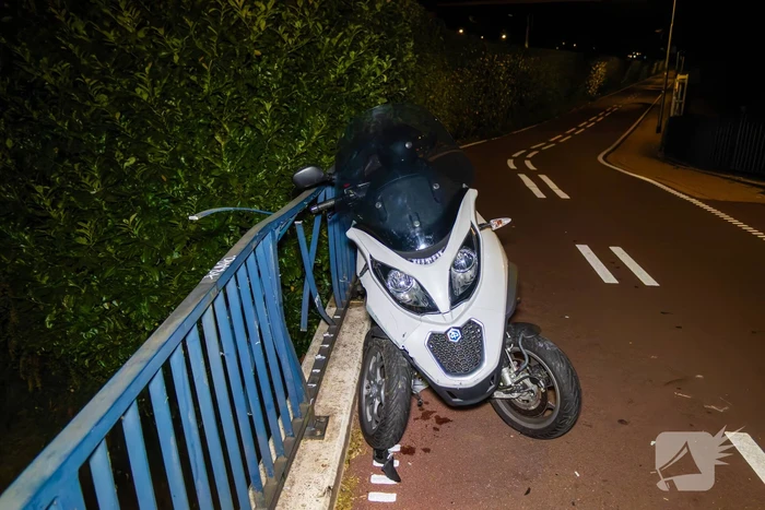 Eenzijdig ongeval met driewielige motorscooter op fietsbrug