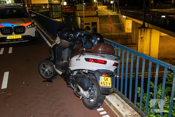 Eenzijdig ongeval met driewielige motorscooter op fietsbrug