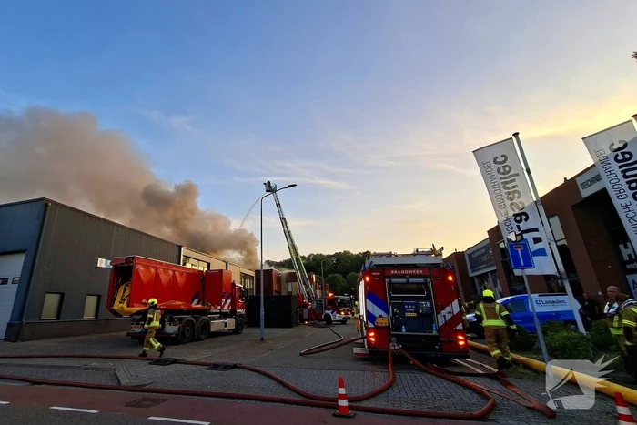 Veel brandweer eenheden ingezet voor brand in bedrijfspand