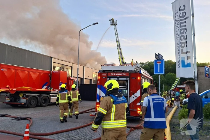 Veel brandweer eenheden ingezet voor brand in bedrijfspand