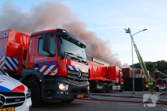 Veel brandweer eenheden ingezet voor brand in bedrijfspand